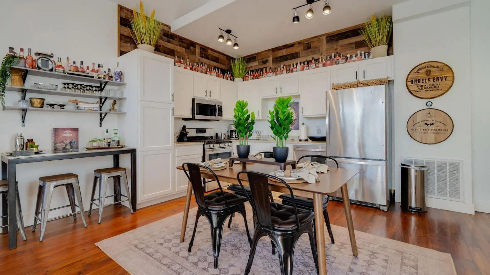 בית נופש Classic Louisville Home With Contemporary Upgrades