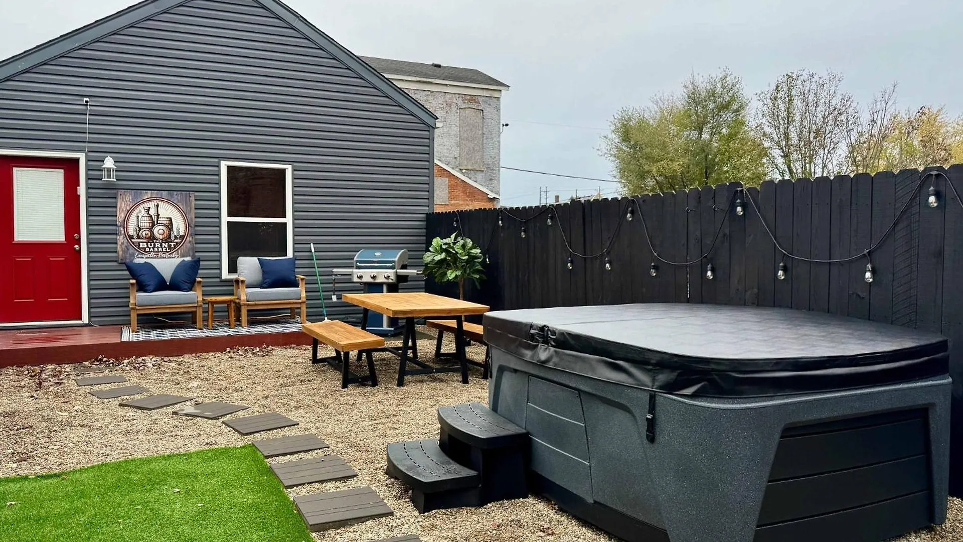 Classic Louisville Home With Contemporary Upgrades בית נופש
